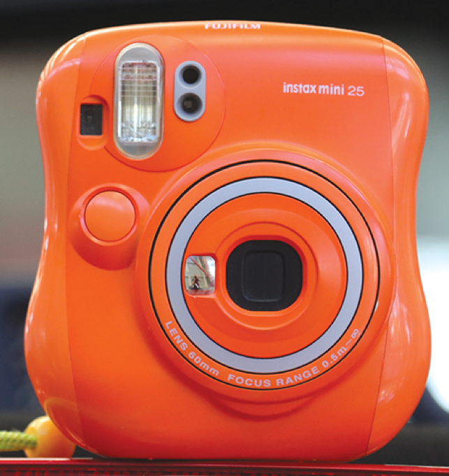 10-01 Fujifilm instax mini 25 02 orange