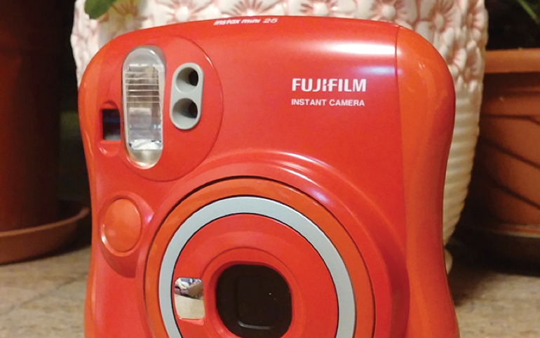 10-01 Fujifilm instax mini 25 02 red