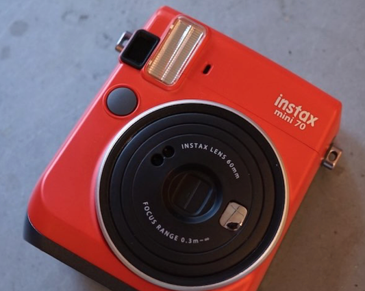 10-01 Fujifilm instax mini 70 01 passion red